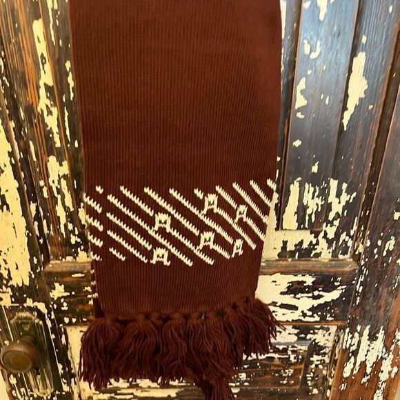 Vintage women’s Etienne Aigner tassels acrylic winter scarf. - Picture 2 of 7